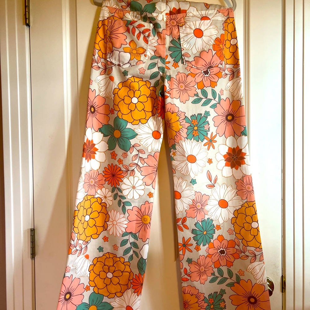 Gorgeous never worn floral bell bottoms fits size 4-6.